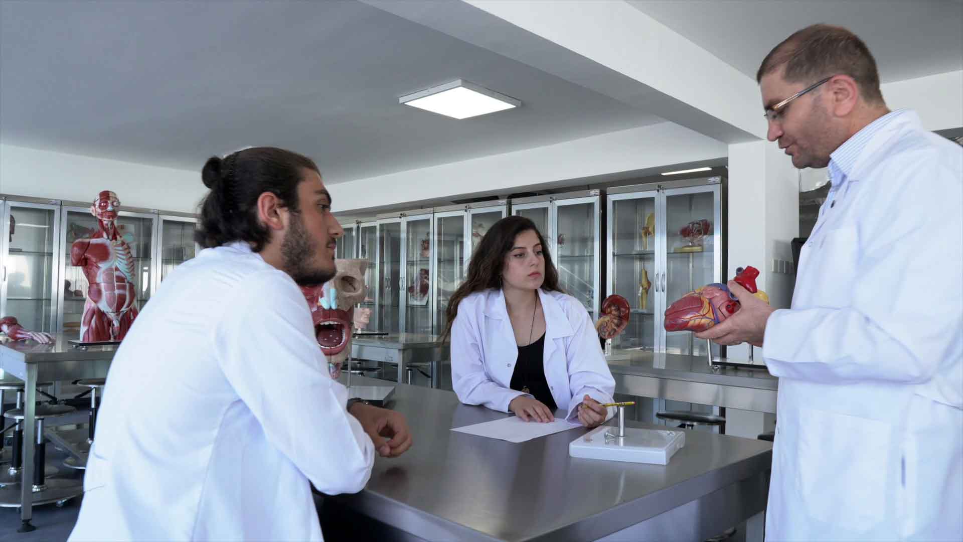الطب في جامعة جيرنا الأمريكية